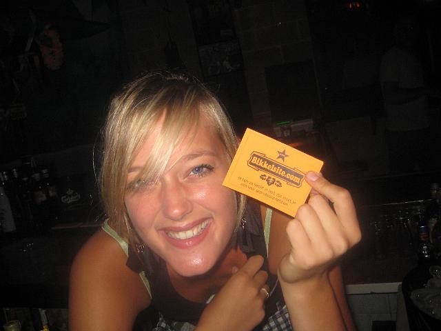 IMG_4659 mirjam met nieuwe bikkelsite kaartje tekst.JPG